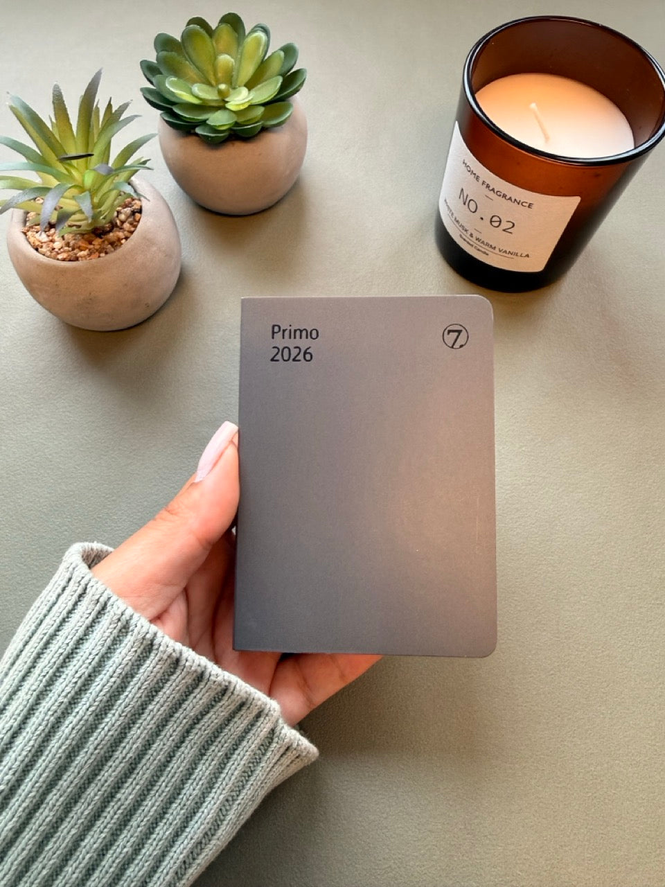 7.sans Primo, kartong grå 2026