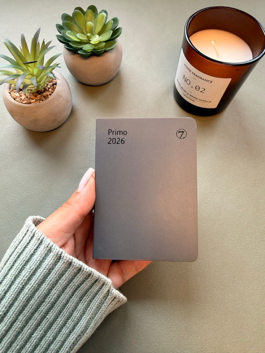 7.sans Primo, kartong grå 2026