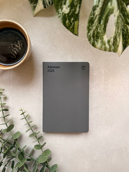 7.sans Adnotam, kartong grå 2026