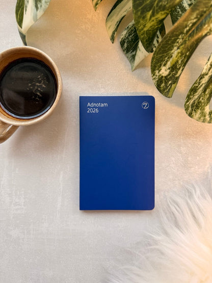 7.sans Adnotam, kartong blå 2026