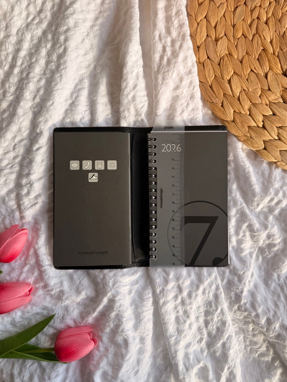 7.sans Datum, refill i imitert omslag 2026