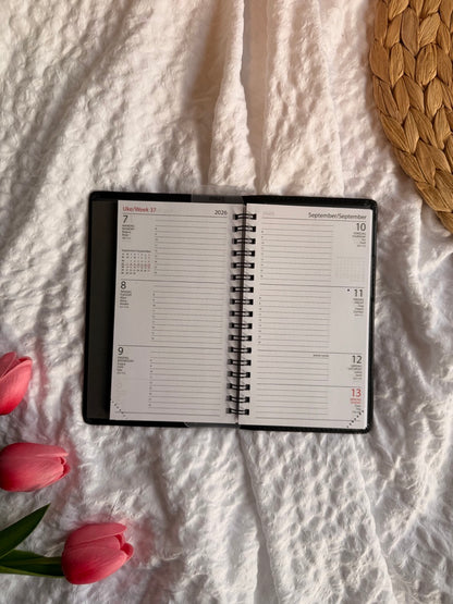 7.sans Datum, refill i imitert omslag 2026