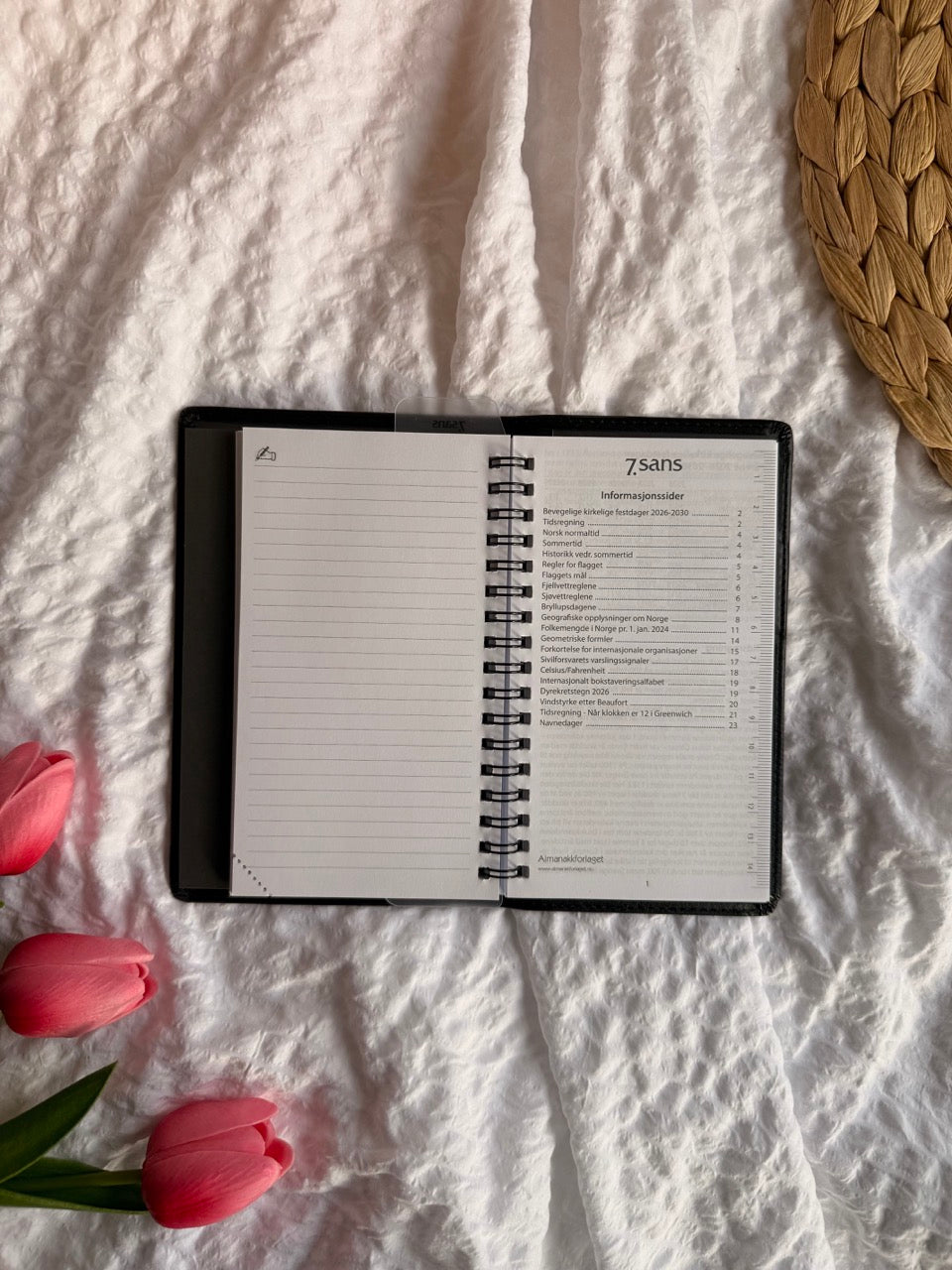 7.sans Datum, refill i imitert omslag 2026