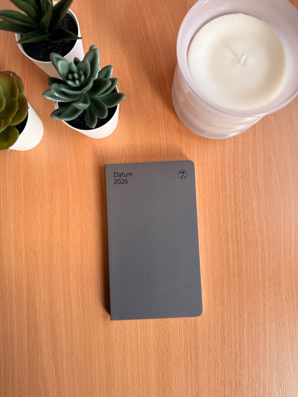7.sans Datum, kartong grå 2026