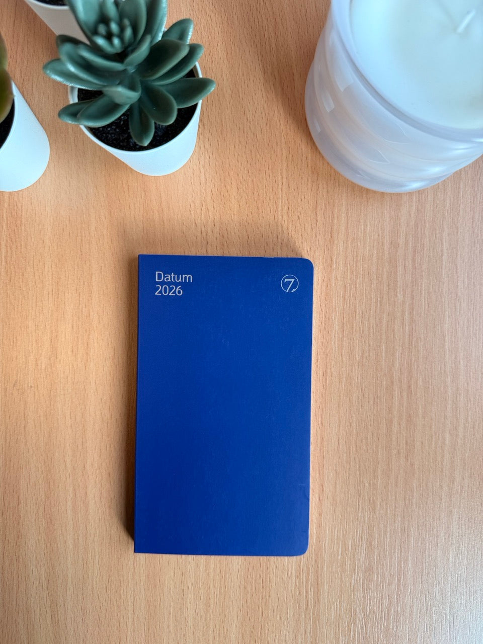 7.sans Datum, Innbundet kartong blå 2026