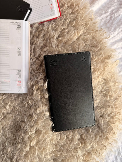 7.sans Datum, imitert skinn sort 2026