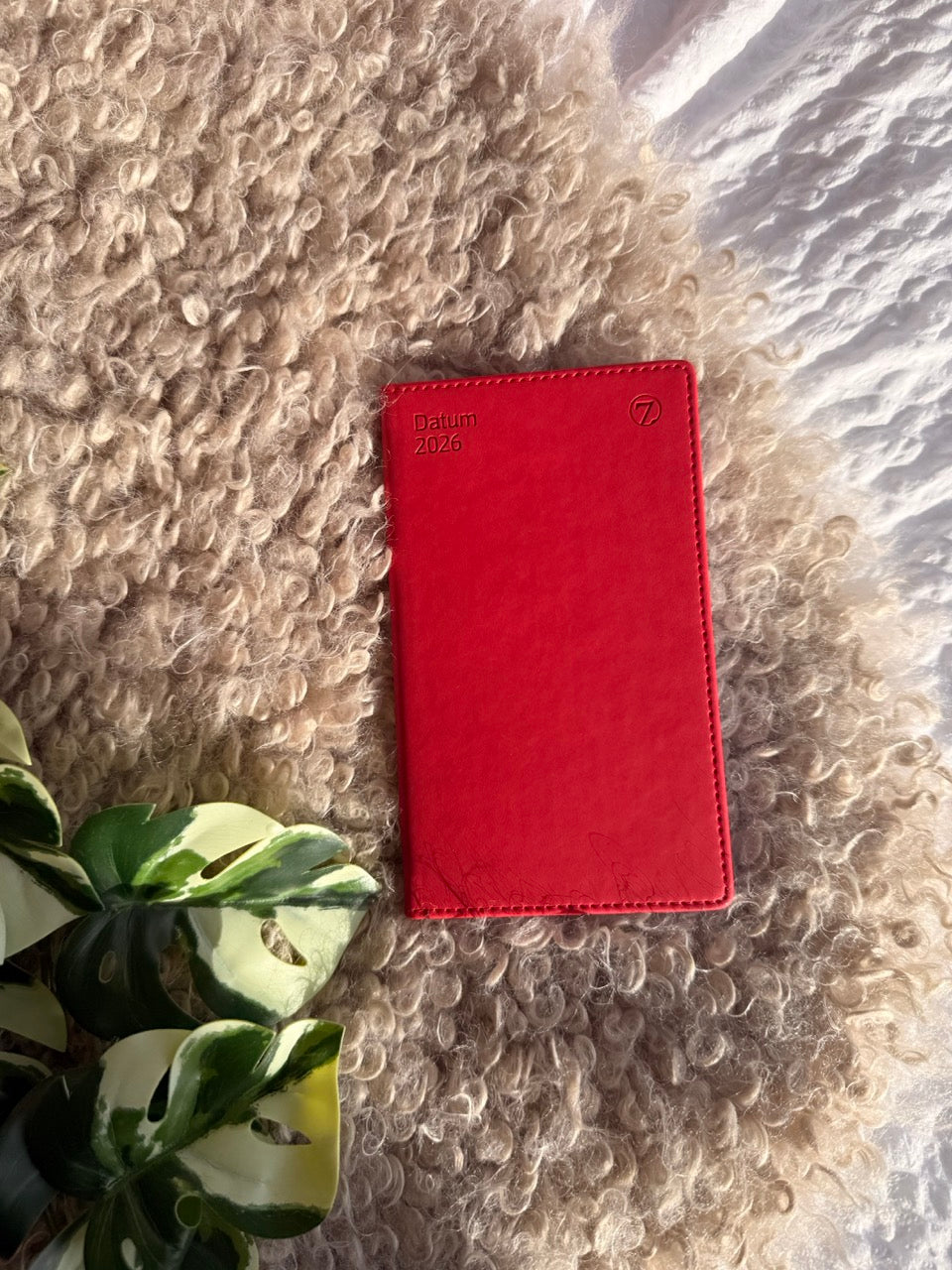 7.sans Datum, imitert skinn rød 2026