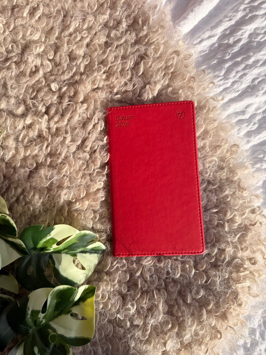 7.sans Datum, imitert skinn rød 2026