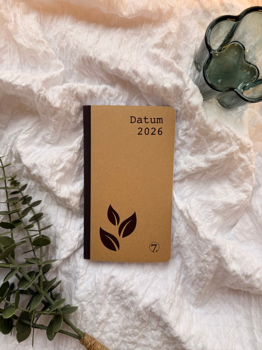 7.sans Datum Nature, kartong 2026