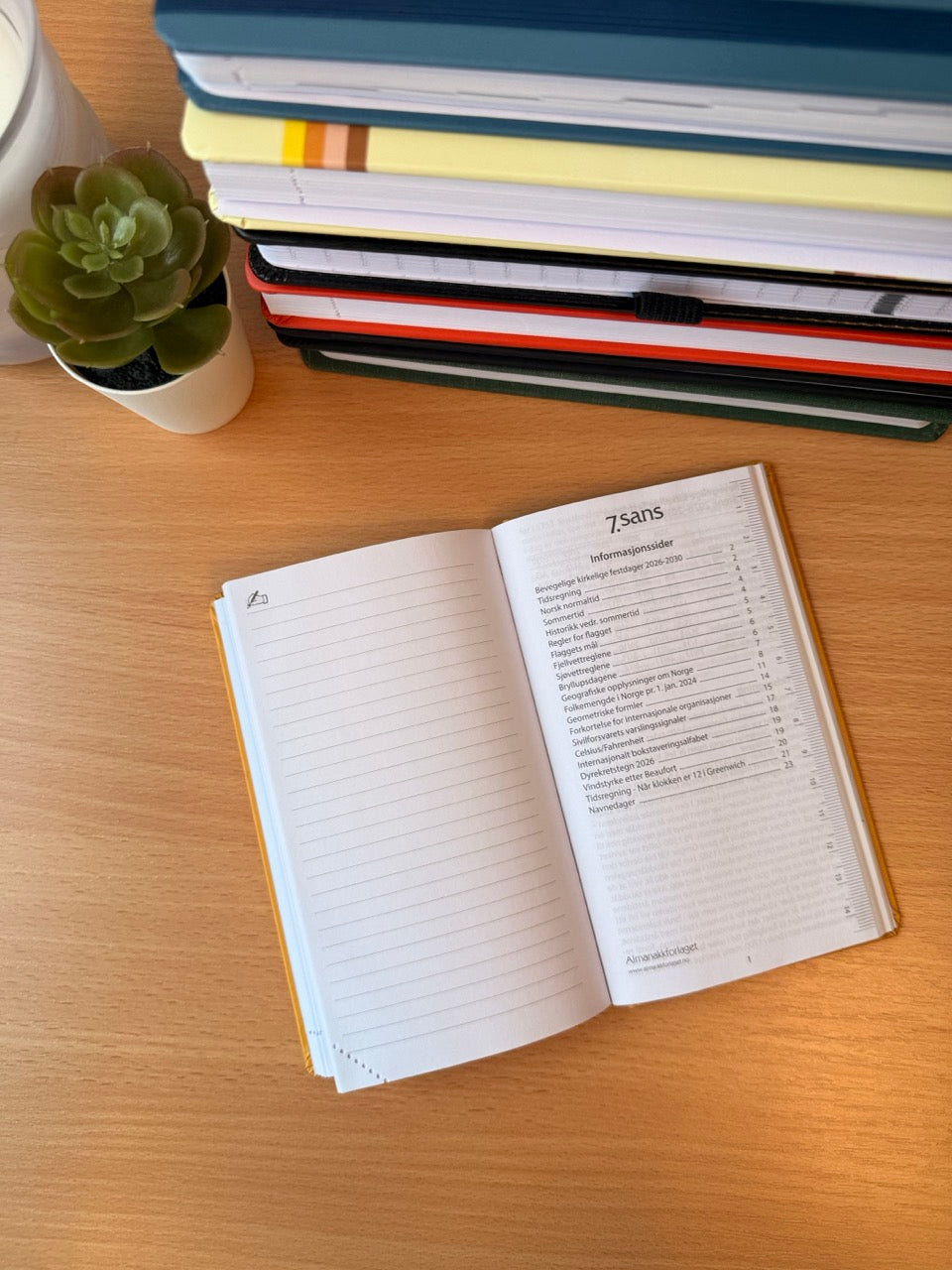 7.sans Datum, imitert skinn rød 2026