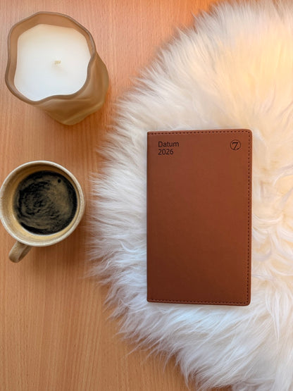 7.sans Datum, imitert skinn brun 2026