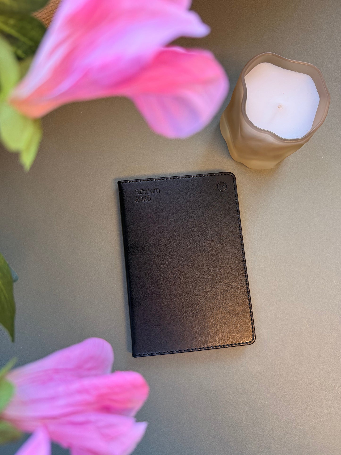 7.sans Futurum, imitert skinn sort 2026