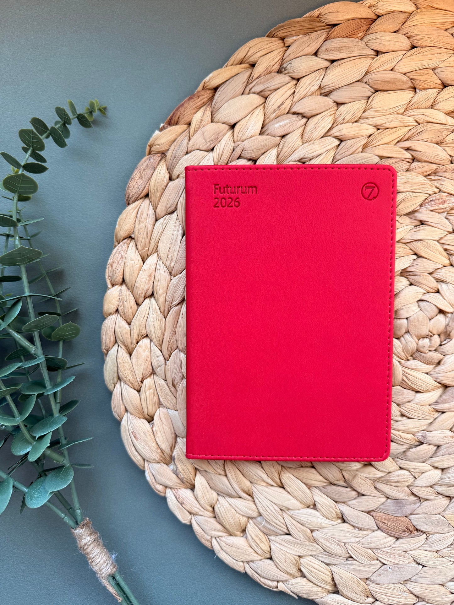 7.sans Futurum, imitert skinn rød 2026