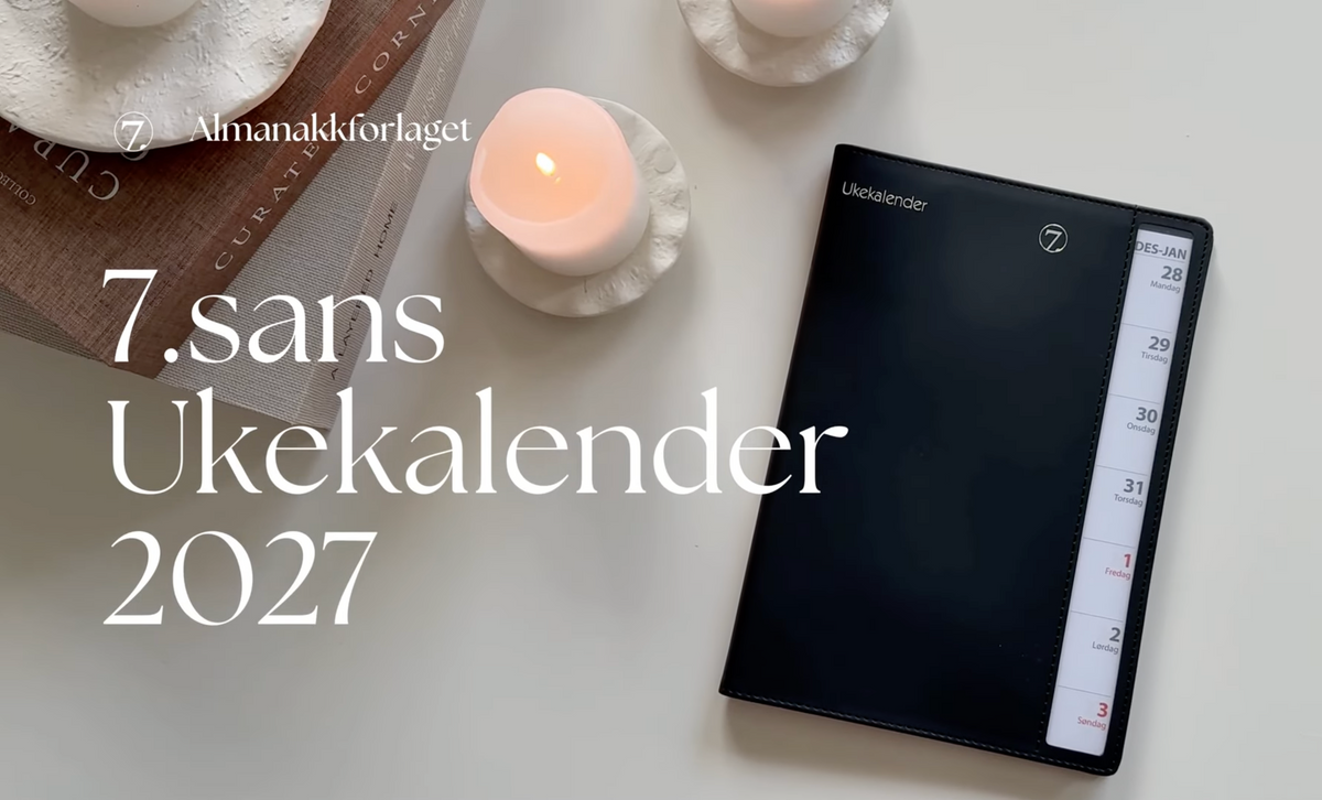 Last inn video: Produktvideo som viser 7.sans ukekalender i A5-format med praktisk spiralinnbinding og beskyttende omslag. Kalenderen har en oversiktlig ukevisning med god plass til notater, perforerte datoer for enkel navigering og egne måneds- og årsoversikter. En funksjonell kalender som gjør det enkelt å planlegge hverdagen og holde oversikt over avtaler og gjøremål.
